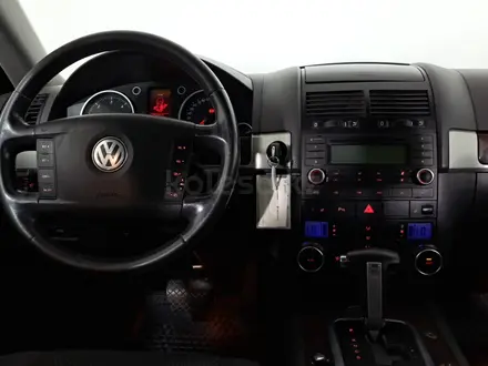 Volkswagen Touareg 2006 года за 3 890 000 тг. в Астана – фото 23