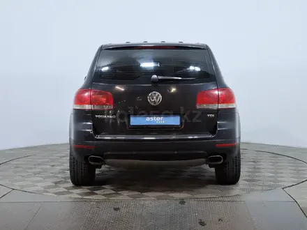 Volkswagen Touareg 2006 года за 3 890 000 тг. в Астана – фото 6