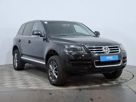 Volkswagen Touareg 2006 года за 3 890 000 тг. в Астана – фото 3