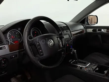 Volkswagen Touareg 2006 года за 3 890 000 тг. в Астана – фото 14