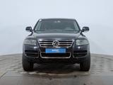 Volkswagen Touareg 2006 года за 3 890 000 тг. в Астана – фото 2