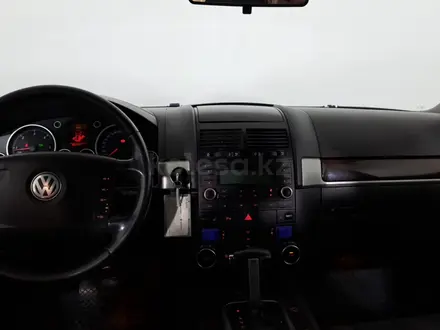 Volkswagen Touareg 2006 года за 3 890 000 тг. в Астана – фото 15