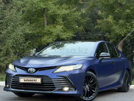 Toyota Camry 2021 года за 15 300 000 тг. в Караганда – фото 2