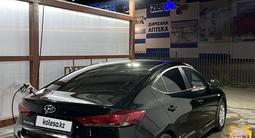 Hyundai Elantra 2018 года за 6 800 000 тг. в Атырау – фото 2