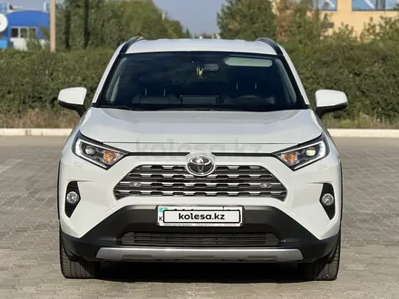 Toyota RAV4 2021 года за 15 600 000 тг. в Актобе – фото 2