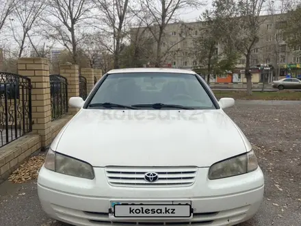 Toyota Camry 1999 года за 3 800 000 тг. в Семей – фото 2