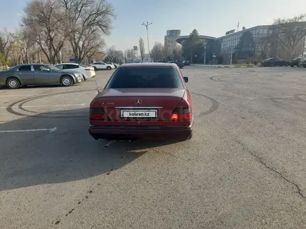 Mercedes-Benz E 220 1994 года за 1 550 000 тг. в Тараз – фото 4