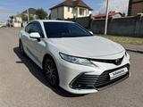 Toyota Camry 2021 года за 16 300 000 тг. в Алматы – фото 3