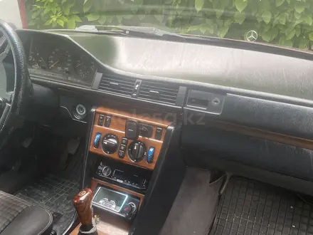 Mercedes-Benz E 260 1990 года за 1 150 000 тг. в Алматы – фото 4