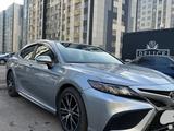 Toyota Camry 2022 года за 13 000 000 тг. в Алматы – фото 3