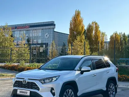 Toyota RAV4 2020 года за 14 900 000 тг. в Актобе – фото 2