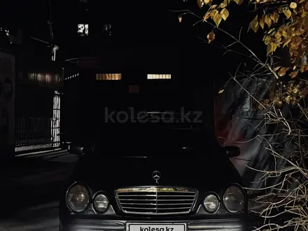 Mercedes-Benz E 320 1996 года за 3 100 000 тг. в Караганда