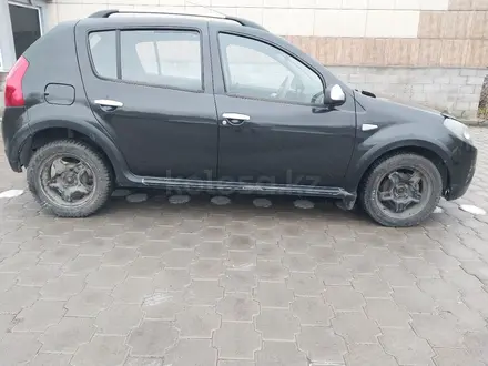 Renault Sandero Stepway 2013 года за 3 500 000 тг. в Караганда – фото 2