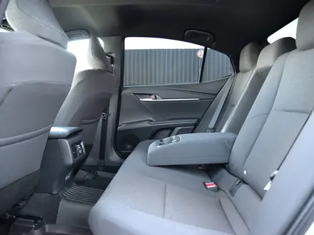 Toyota Camry Elegance eCVT 2026 года за 18 790 000 тг. в Шымкент – фото 11