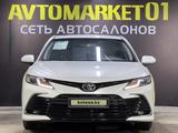 Toyota Camry 2021 года за 14 750 000 тг. в Астана – фото 2