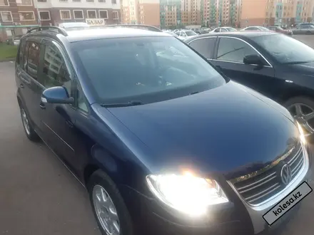 Volkswagen Touran 2008 года за 3 800 000 тг. в Астана – фото 4