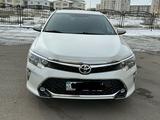 Toyota Camry 2018 года за 14 200 000 тг. в Семей – фото 2