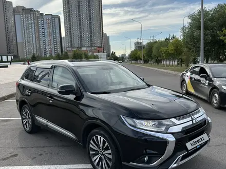 Mitsubishi Outlander 2019 года за 12 850 000 тг. в Астана – фото 2