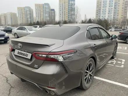 Toyota Camry 2021 года за 13 000 000 тг. в Алматы – фото 19