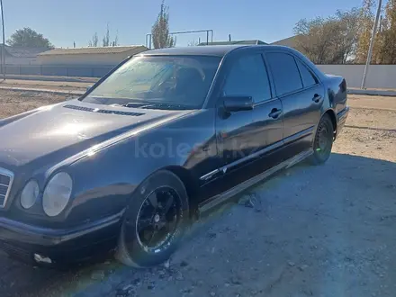 Mercedes-Benz E 230 1995 года за 1 450 000 тг. в Атырау – фото 2