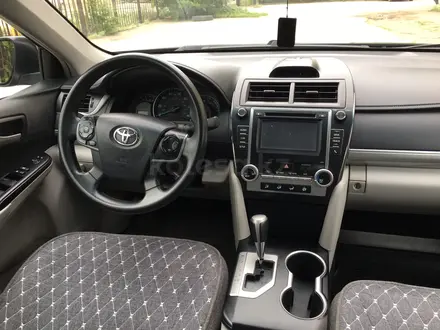 Toyota Camry 2014 года за 6 500 000 тг. в Актобе – фото 9