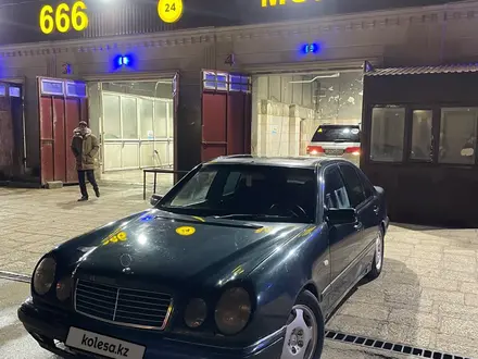 Mercedes-Benz E 280 1996 года за 2 000 000 тг. в Актау