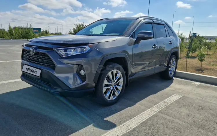 Toyota RAV4 2021 года за 14 000 000 тг. в Атырау