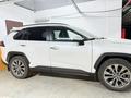 Toyota RAV4 2021 годаfor17 500 000 тг. в Уральск – фото 2