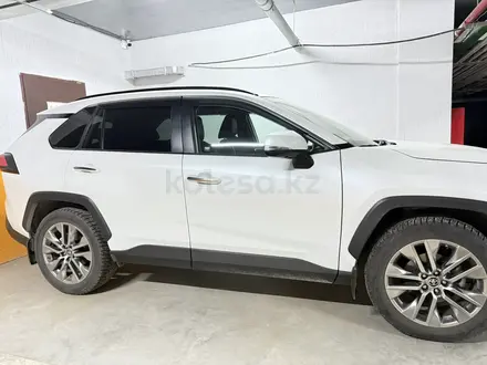 Toyota RAV4 2021 года за 17 500 000 тг. в Уральск – фото 2