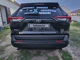 Toyota RAV4 2021 года за 15 400 000 тг. в Актобе – фото 2