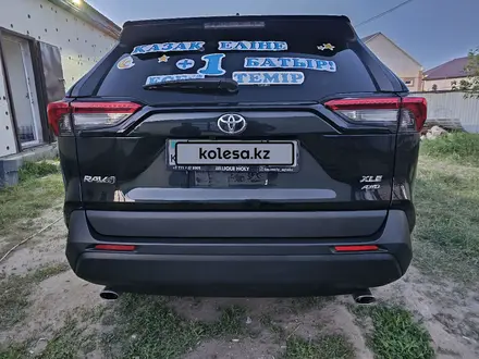 Toyota RAV4 2021 года за 15 400 000 тг. в Актобе – фото 2