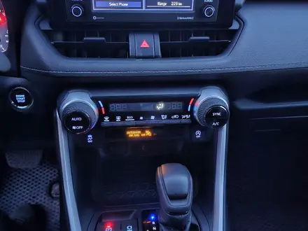 Toyota RAV4 2021 года за 15 400 000 тг. в Актобе – фото 3