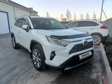 Toyota RAV4 2020 года за 16 300 000 тг. в Актобе – фото 2