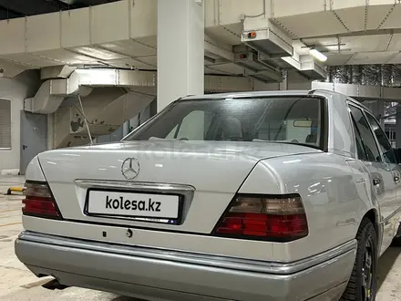 Mercedes-Benz E 280 1994 года за 2 500 000 тг. в Астана – фото 2