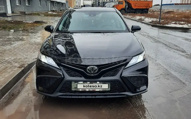 Toyota Camry 2022 года за 12 600 000 тг. в Астана