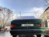 Mercedes-Benz E 220 1993 годаүшін999 999 тг. в Караганда – фото 4