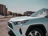 Toyota RAV4 2020 года за 14 200 000 тг. в Актау – фото 2