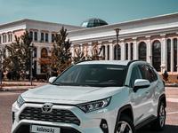 Toyota RAV4 2020 года за 14 200 000 тг. в Актау