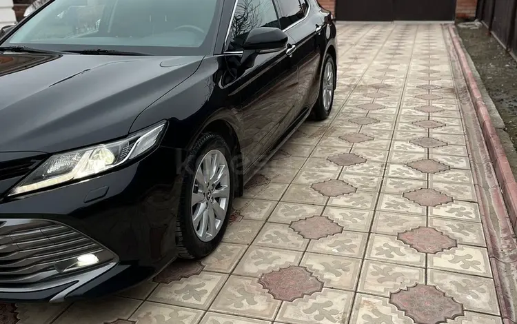 Toyota Camry 2018 года за 14 500 000 тг. в Атырау