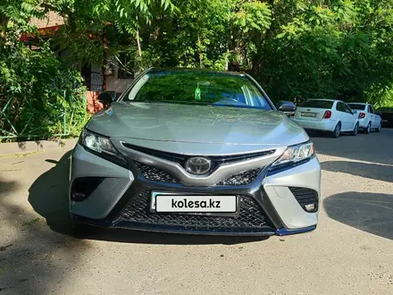 Toyota Camry 2020 года за 12 500 000 тг. в Шымкент – фото 2