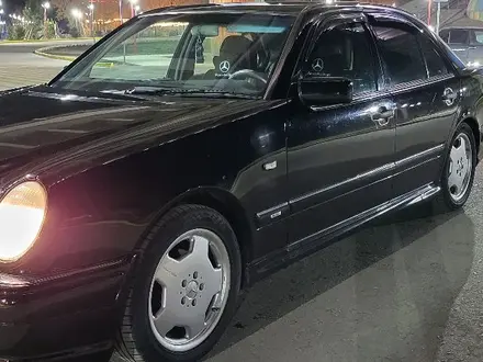 Mercedes-Benz E 200 1998 года за 3 500 000 тг. в Семей – фото 2