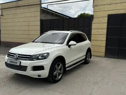 Volkswagen Touareg 2011 года за 12 600 000 тг. в Тараз – фото 2