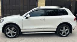 Volkswagen Touareg 2011 года за 12 600 000 тг. в Тараз – фото 3