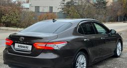 Toyota Camry 2018 года за 13 950 000 тг. в Астана – фото 3