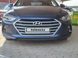 Hyundai Elantra 2018 годаfor7 600 000 тг. в Алматы – фото 2