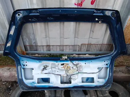 Крышка багажника дверь Mazda Tribute за 35 000 тг. в Алматы – фото 5