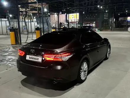 Toyota Camry 2018 года за 15 500 000 тг. в Туркестан – фото 2