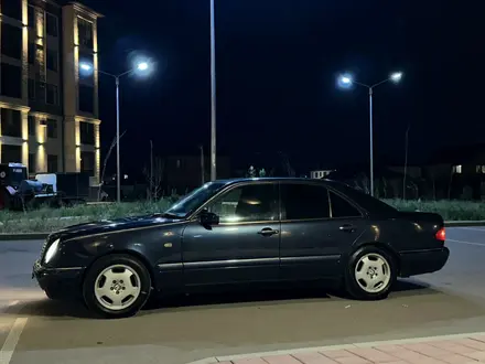 Mercedes-Benz E 240 1998 года за 4 700 000 тг. в Караганда – фото 2