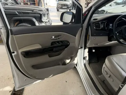 Kia Carnival 2015 года за 10 000 000 тг. в Шымкент – фото 19