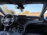 Toyota Camry 2021 года за 12 100 000 тг. в Шымкент – фото 2